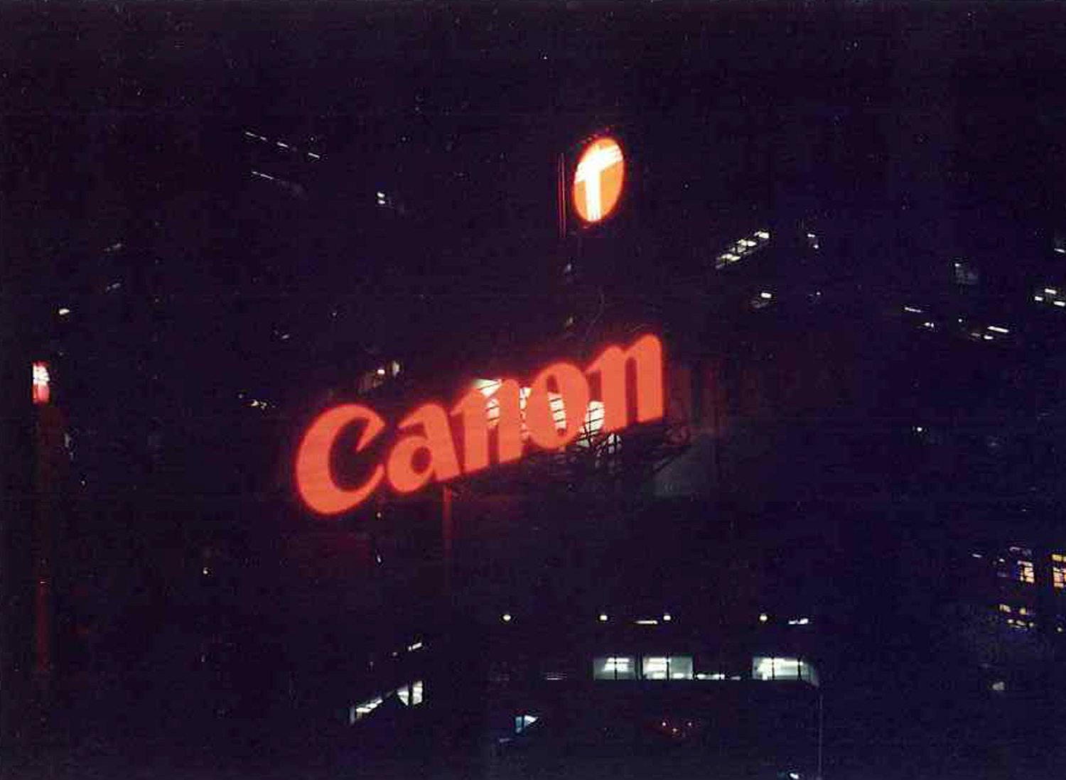 Installation of Canon's neon sign | NEONSIGNS.HK 探索霓虹